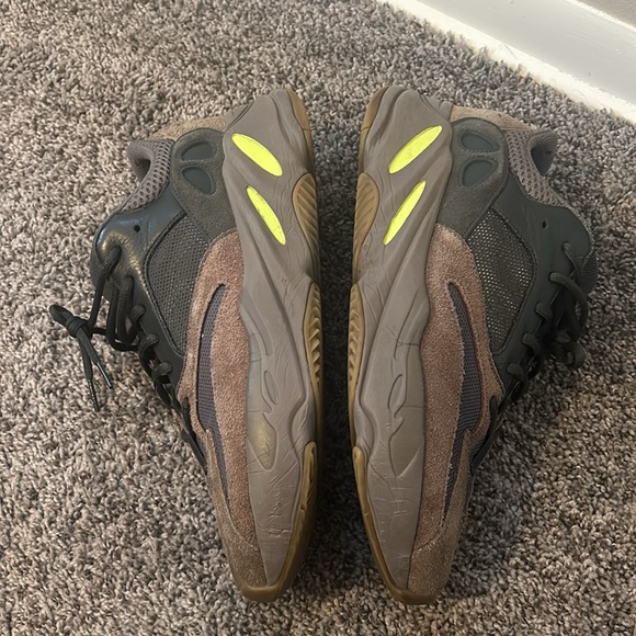 Used Yeezy 700 mauve. Has some wear and tear but in great shape. - Picture 5 of 5